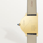 Cloré minutes. Movement with 21 jewels. Movement diameter: 15.29 mm. Movement thickness: 2.15 mm. Balance: 25 Variante:** Manual movement | yellow gold & leather
