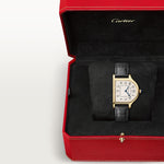 Cloré minutes. Movement with 21 jewels. Movement diameter: 15.29 mm. Movement thickness: 2.15 mm. Balance: 25 Variante:** Manual movement | yellow gold & leather